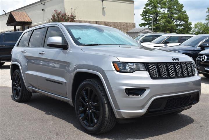 2019 Grand Cherokee Altitude image 2