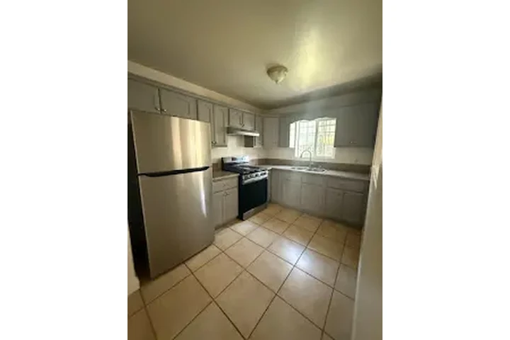 CASA EN RENTA EN L.A. 90011 image 6