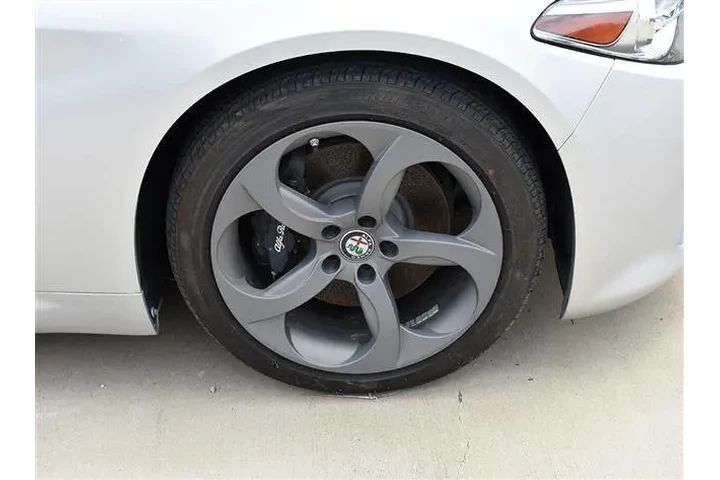 2017 Alfa Romeo Giulia image 9