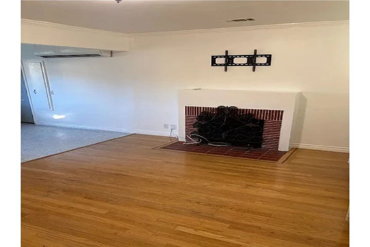 $950 : spacious Cute updated home image 2