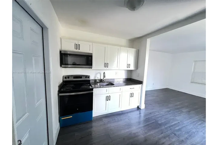 $2000 : 2 bed 1 bath available image 4