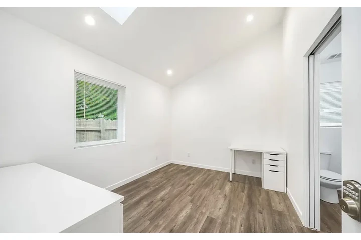 $1200 : Hard Wood Bonus Room home image 5