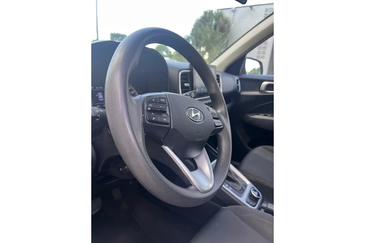 $12999 : Hyundai Venue SEL image 4