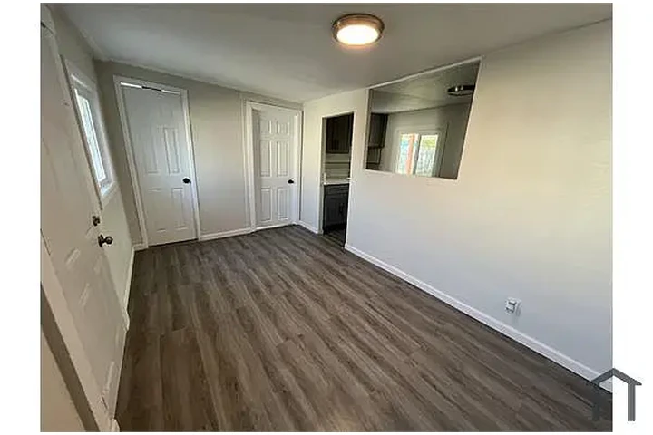 $900 : Move in Ready Beautiful 2 bedr image 8