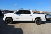 $39499 : Toyota Tundra 2020 4x4 SR5 4 thumbnail