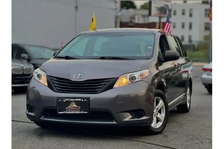 2017 TOYOTA SIENNA2017 TOYOTA image 2