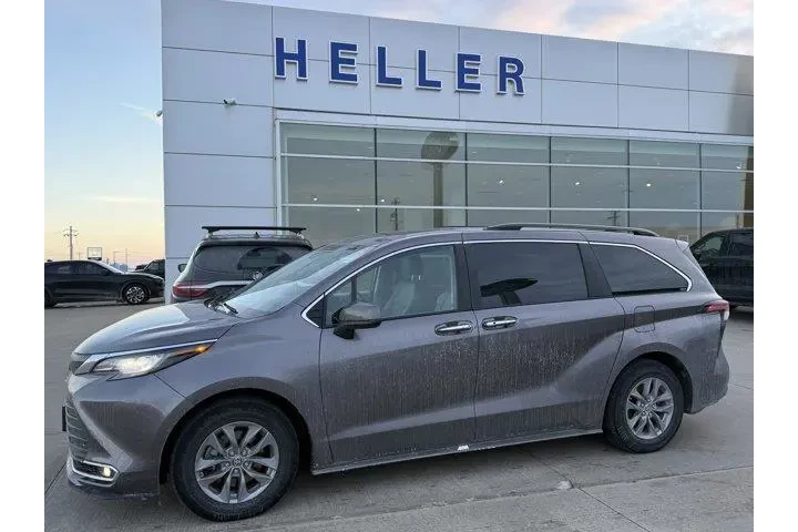 $32962 : Toyota Sienna 2022 AWD XLE 7 image 2