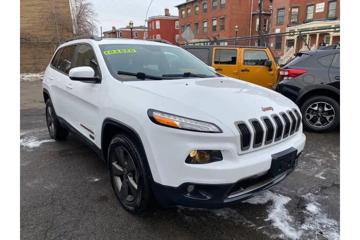 2016 Cherokee Latitude 75th A image 2