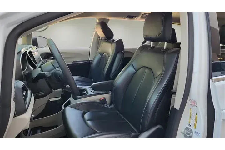 $25207 : Chrysler Pacifica Plug-In Hy image 10