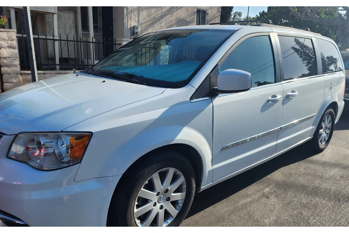 $6700 : 2016 town and country chysler image 3