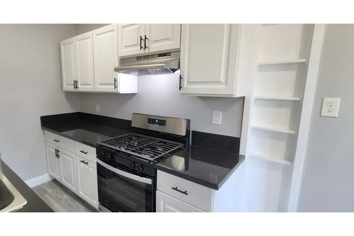 $1950 : 2 Bedroom Apt in Los Angeles image 6