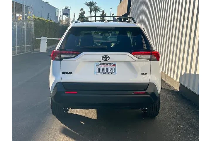 $23994 : Toyota RAV4 2020 XLE Premium image 5