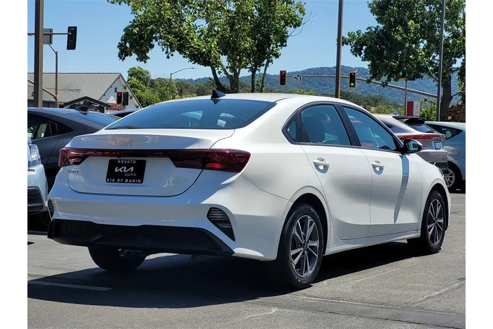 $18599 : 2023 Forte LXS image 5