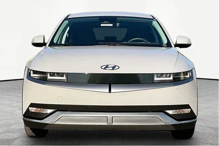 $16994 : Hyundai IONIQ 5 2022 SE 4dr image 2