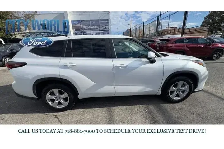 $31388 : Toyota Highlander 2024 LE 4d image 6