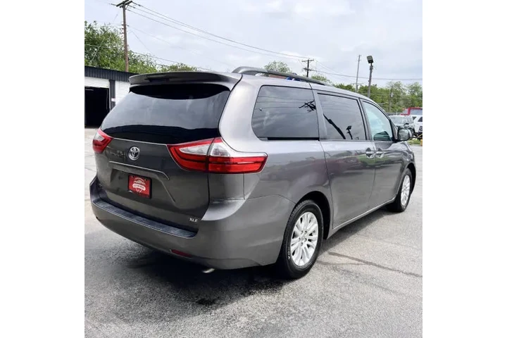 $16999 : 2015 Sienna XLE 8-Passenger image 9