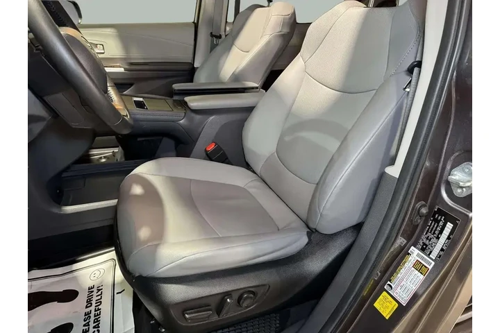 $37995 : Toyota Sienna 2022 XLE 8-Pas image 5