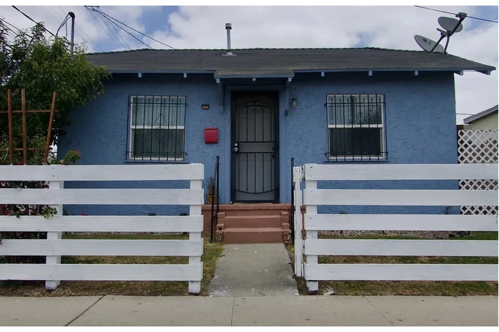 $890 : Brand new  modern renovated image 1