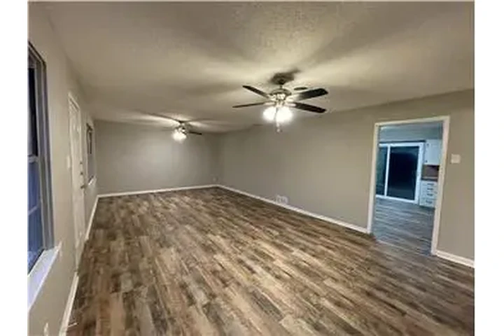$1100 : Rental property with 3 bedro image 4