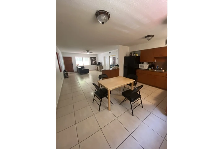 $750 : Hab.para varón de 3 personas image 2
