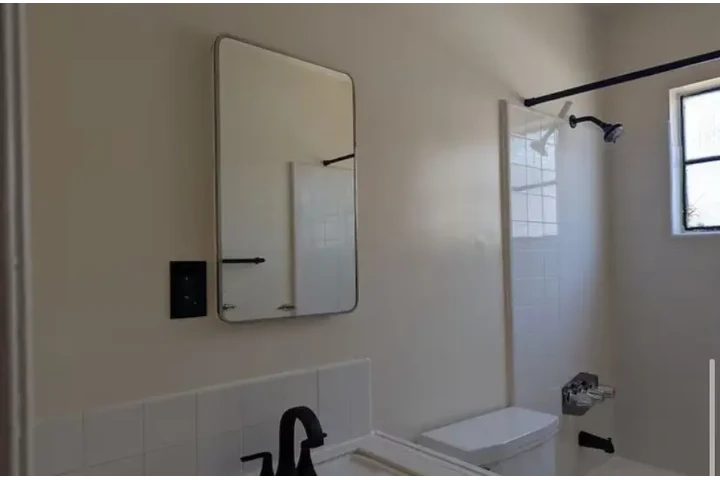 $1400 : 1 Bedroom Apt in South LA image 7