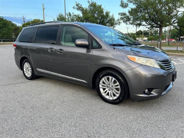 $10900 : 2014 Sienna XLE 8-Passenger image 5