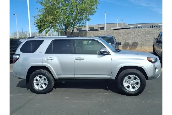 $38227 : Toyota 4Runner 2024 4x4 SR5 image 3