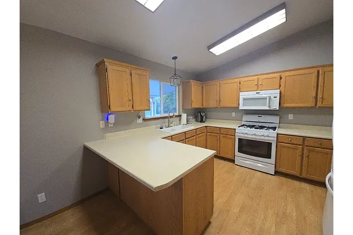 $1150 : QUIET FORTUNA CUL-DE-SAC ROAD image 9