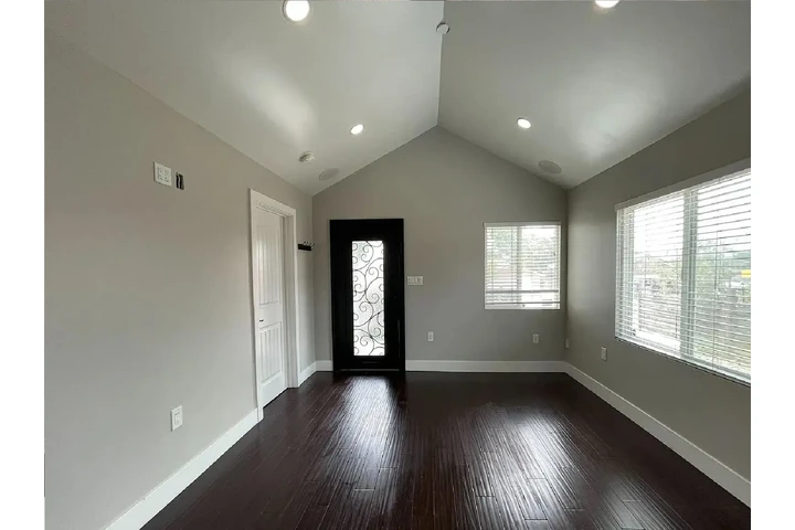 $980 : updated 2-bedroom, 1-bathroom image 3