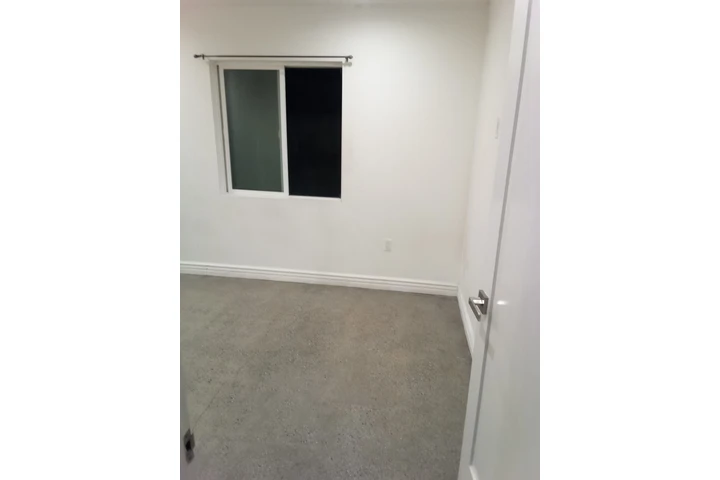 $1000 : SE RENTA CUARTO image 3