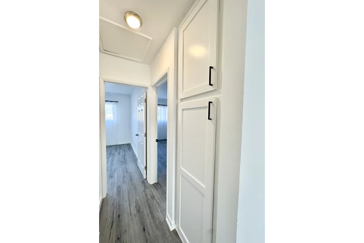 $2000 : Beautifully Renovated 2 Bedroo image 6