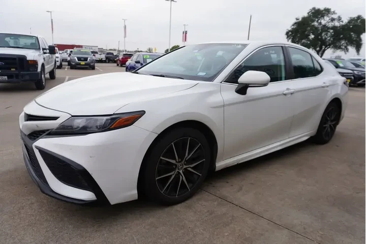 $26988 : Toyota Camry 2024 SE 4dr Sed image 1