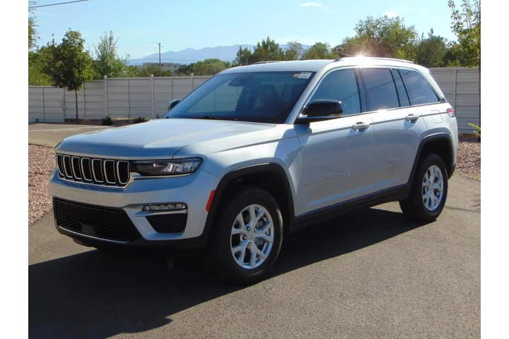 $33877 : 2023 Grand Cherokee Limited image 8