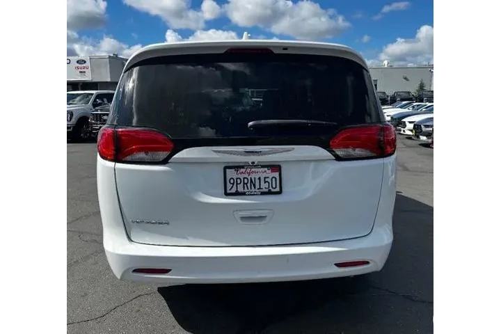 $18988 : Chrysler Voyager 2020 LXi 4d image 8