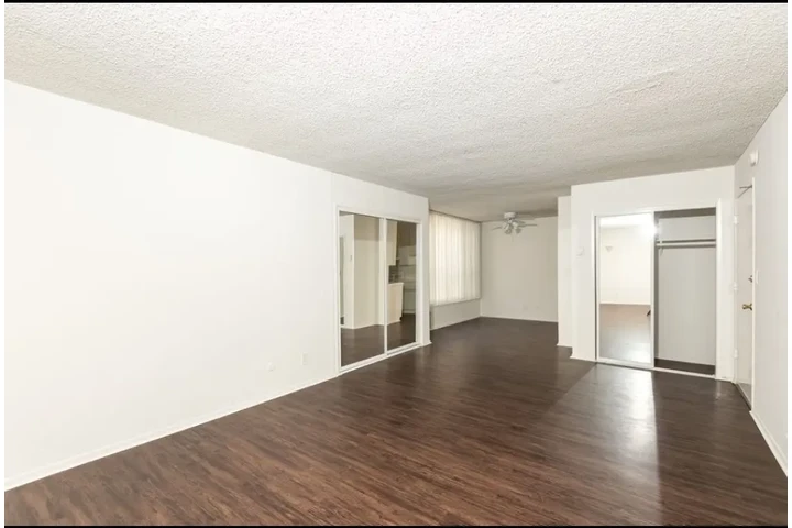 $1300 : Wilshire Hampshire tower image 9