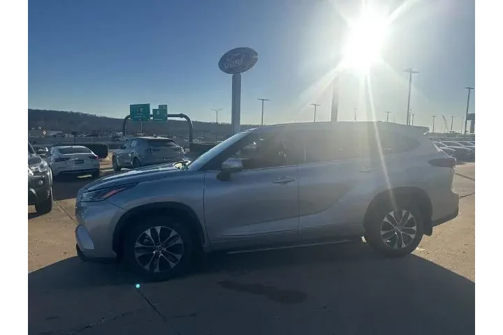 $26995 : Toyota Highlander 2021 XLE 4 image 6