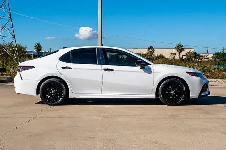 $20647 : Toyota Camry 2021 SE Nightsh image 4