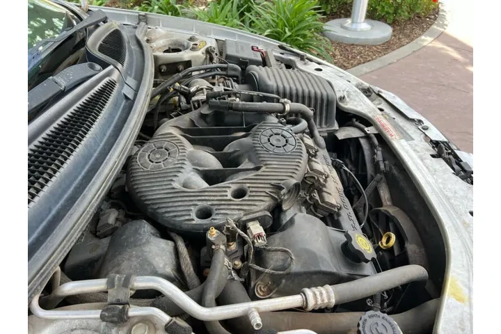 $1600 : 2004 Stratus SE image 9