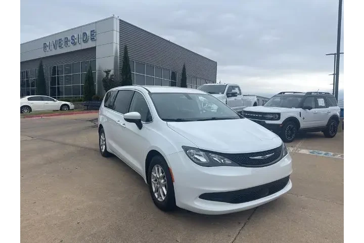 $18490 : Chrysler Voyager 2022 LX 4dr image 1