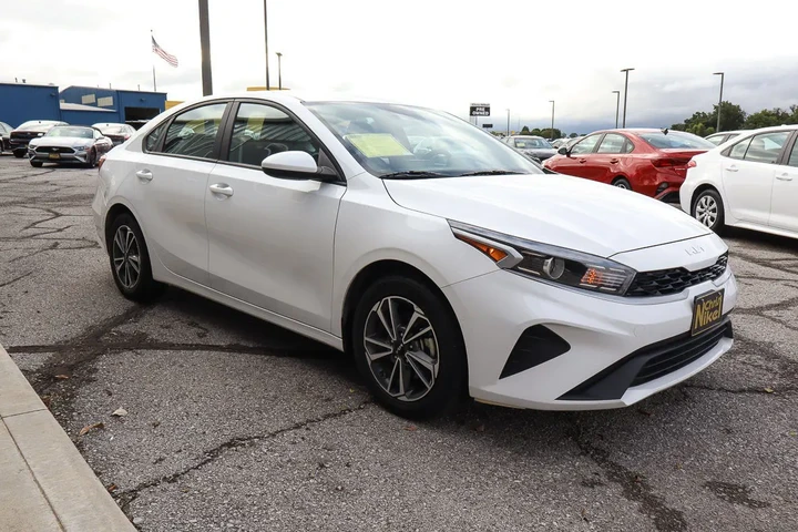 $17588 : 2023 Forte LXS image 3