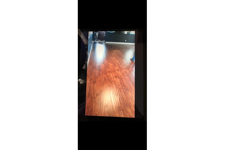 Instalador de pisos de madera. image 2