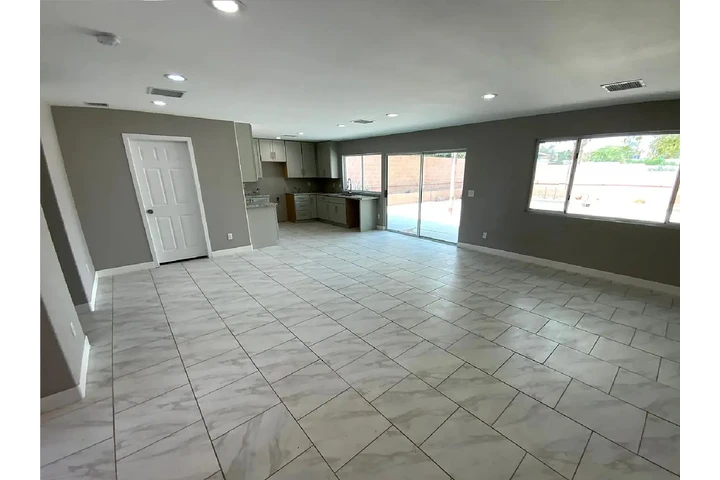 $1000 : UPGRADED NEW APPLIANCES HOME image 2