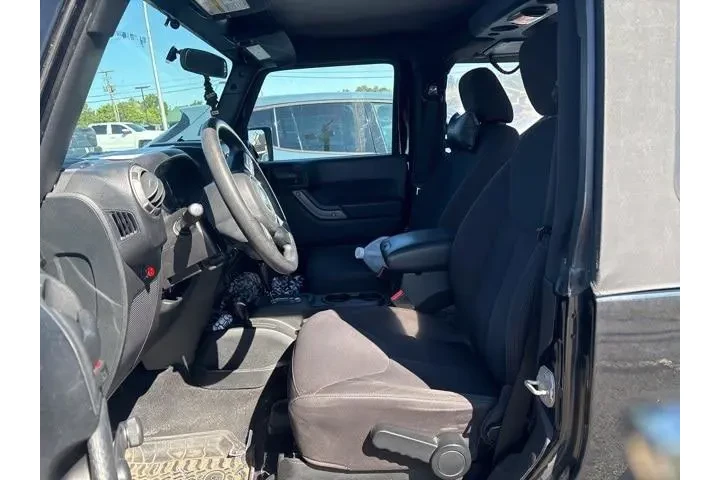 $14240 : Jeep Wrangler 2015 4x4 Sport image 4