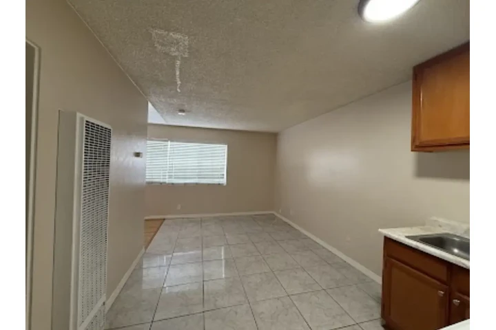 $1195 : Estudio image 2