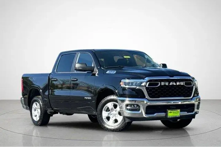 $33725 : Ram 1500 2025 4x4 Big Horn 4 image 2