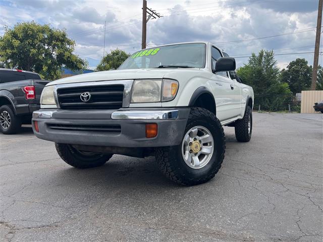 $8998 : 2000 Tacoma SR5 V6, SUPER CLE image 2