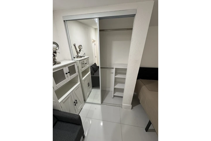 $850 : Roomate image 4