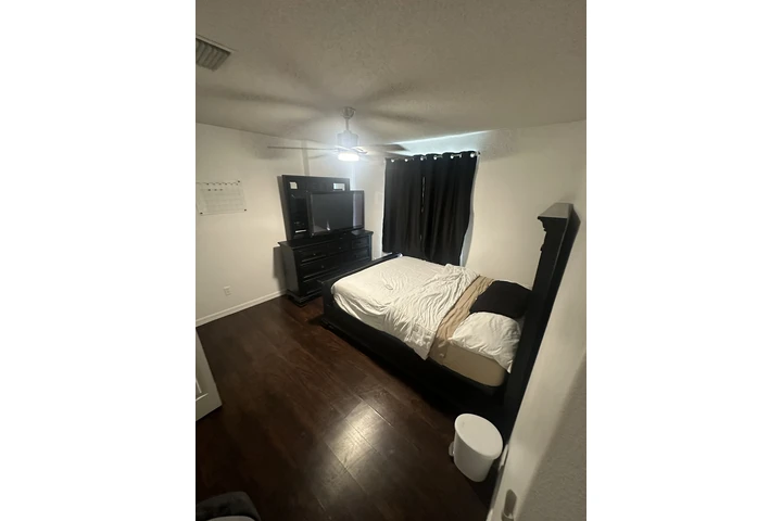 $700 : RENTO CUARTO EN ORLANDO image 1