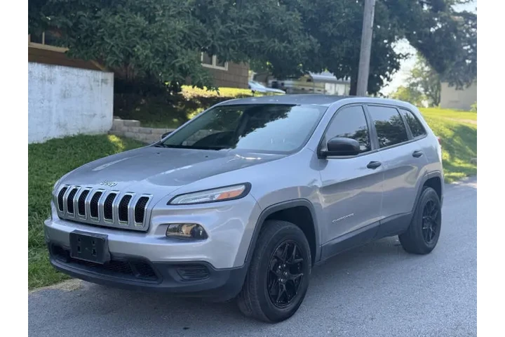 $5400 : 2014 Cherokee Sport image 2