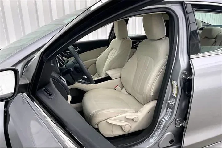 $10990 : Chrysler 200 2015 Limited 4d image 8